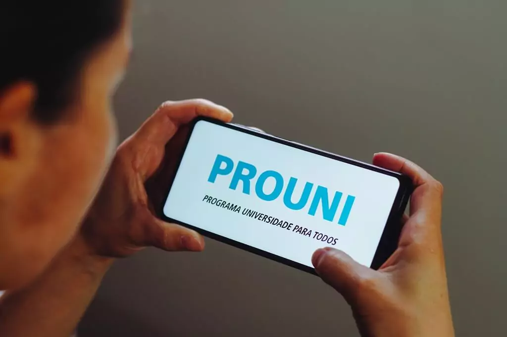 moça vendo página do prouni no celular