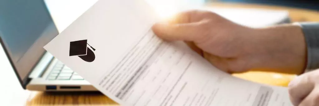 mão de rapaz segurando carta de faculdade