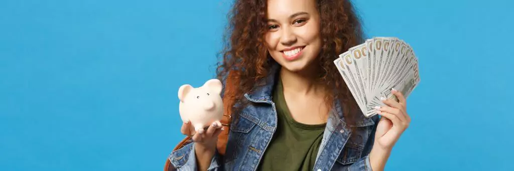 moça estudante com cofrinho e notas