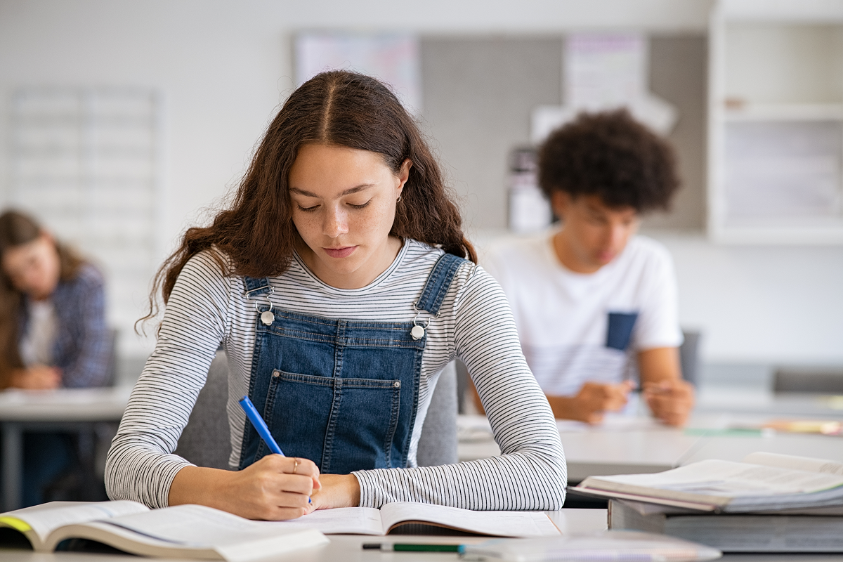 Estudante em sala de aula