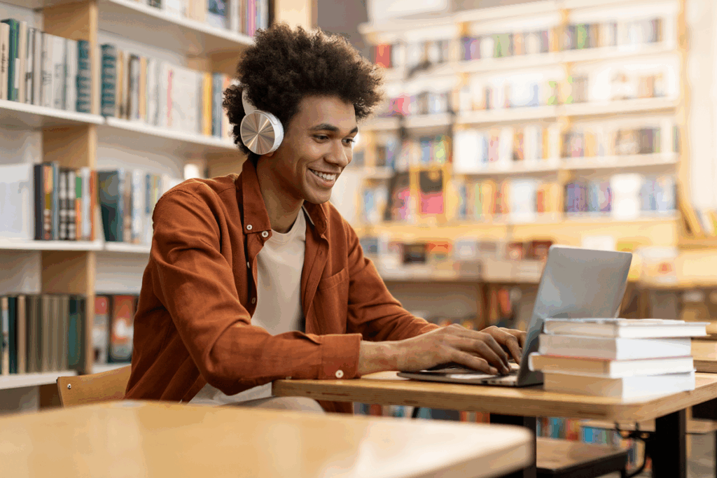 Estudante em uma biblioteca. Política de cotas.