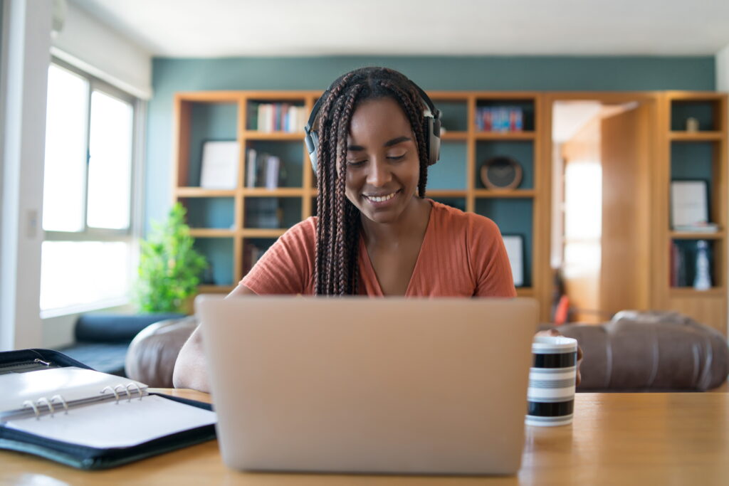 Estudante feliz negociando suas dívidas com o Vaiquitar