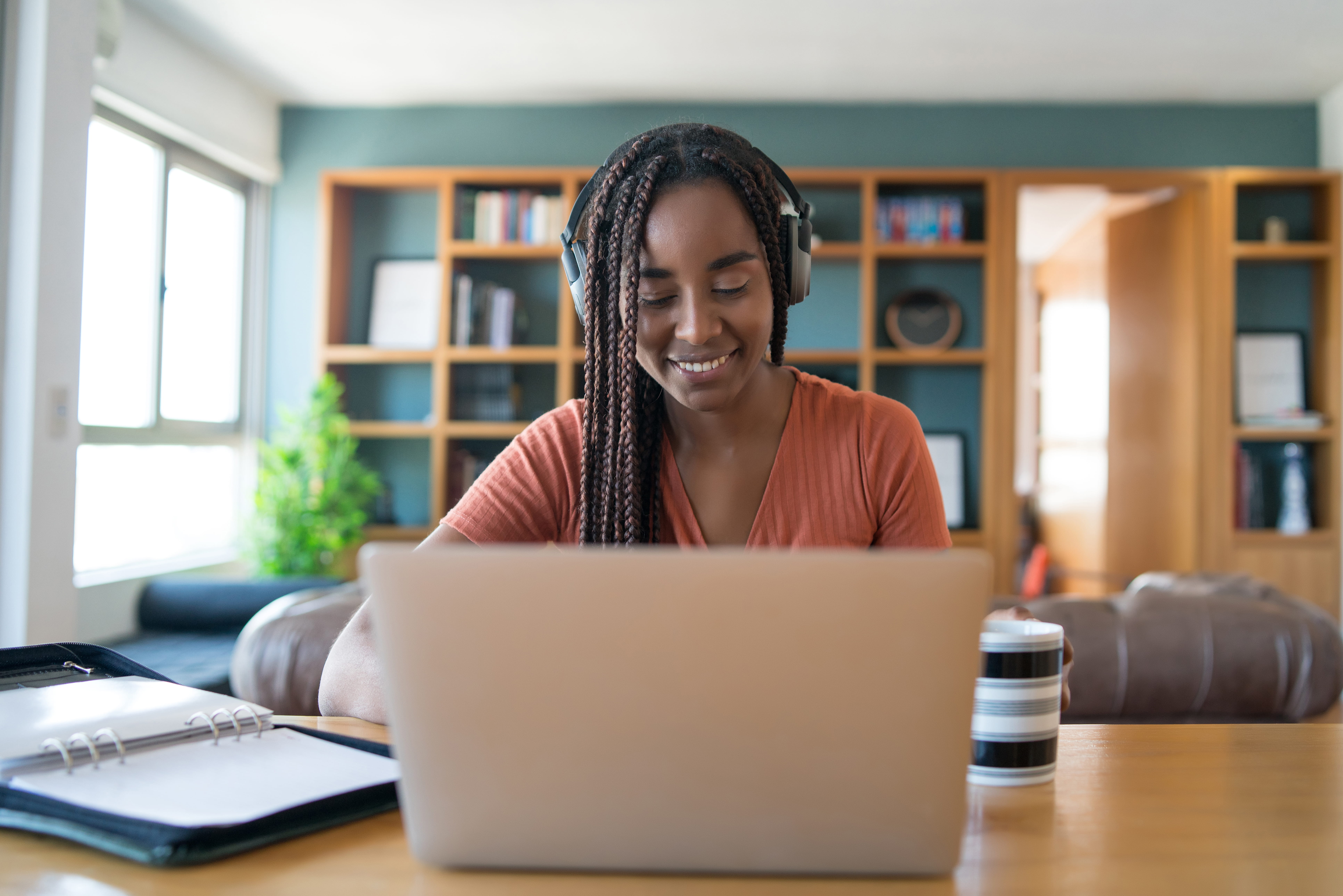 Estudante feliz negociando suas dívidas com o Vaiquitar