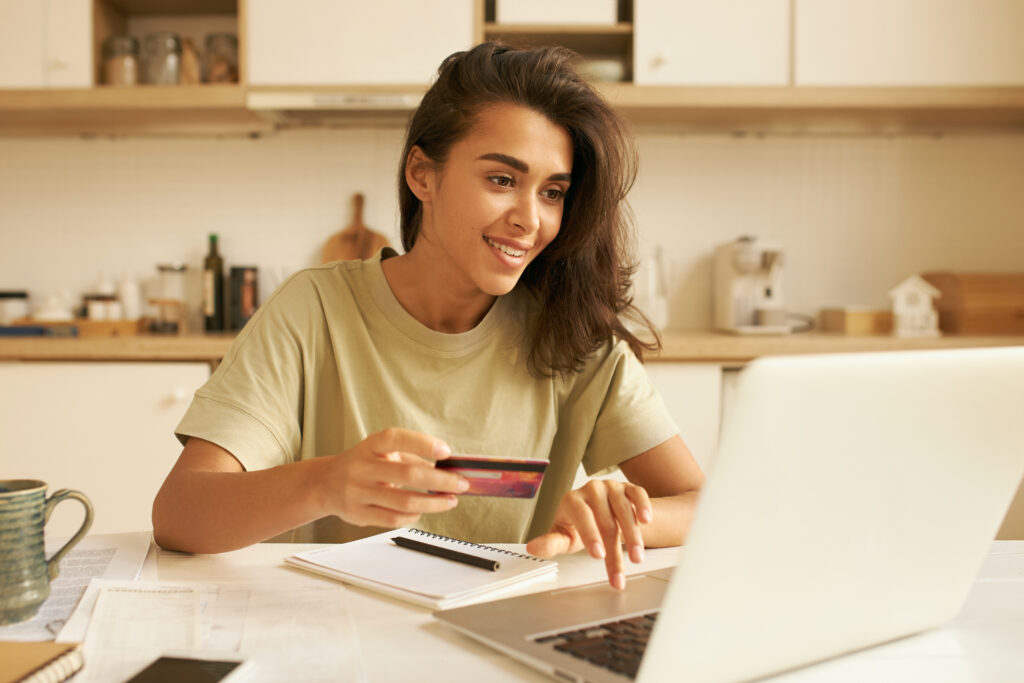 Estudante jovem analisando suas possibilidades de pagamento para sua divida