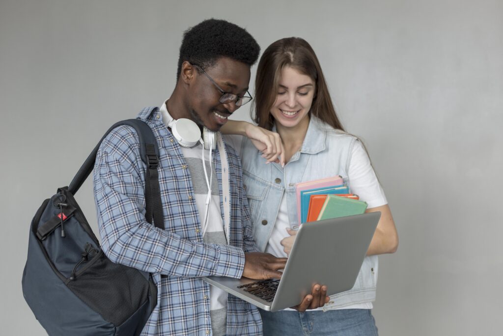 Dois estudantes conferindo seus direitos no notebook
