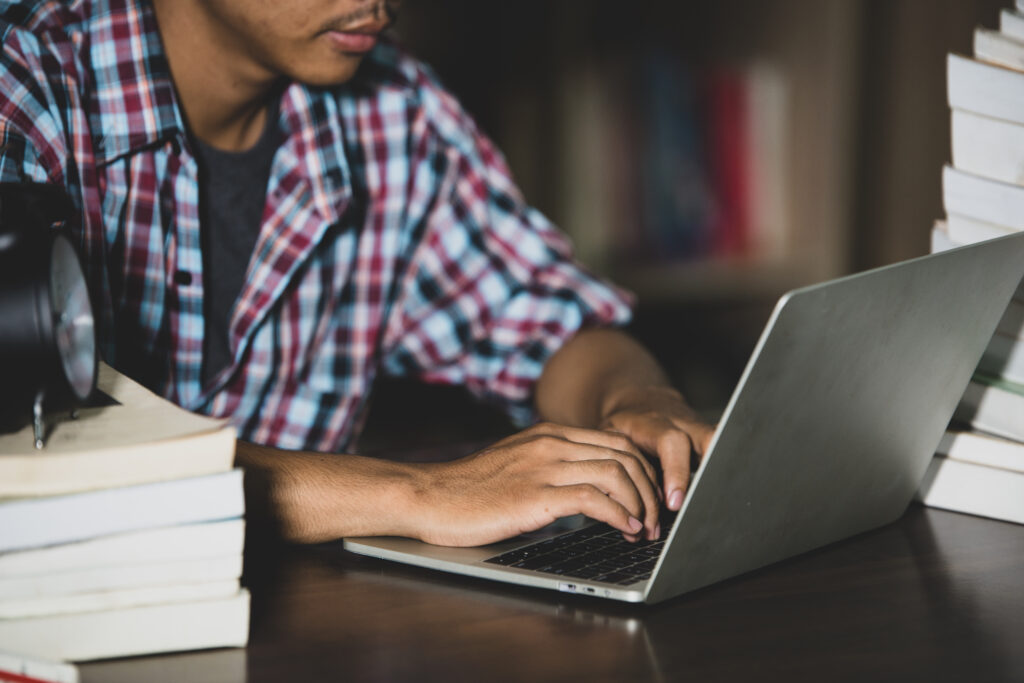 Estudante usando notebook em uma biblioteca